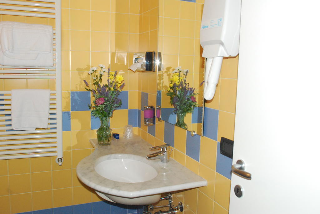 Hotel Motel Fiore Fiorenzuola dʼArda Extérieur photo